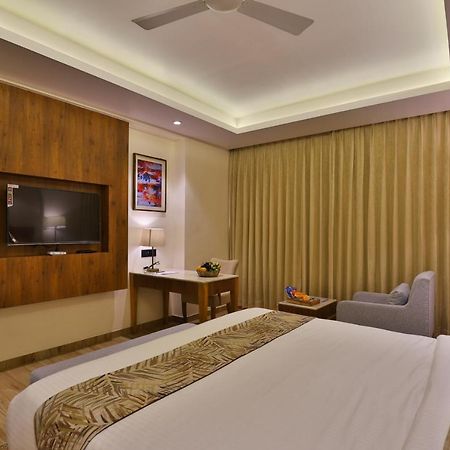 The Square Somnath Hotel Buitenkant foto