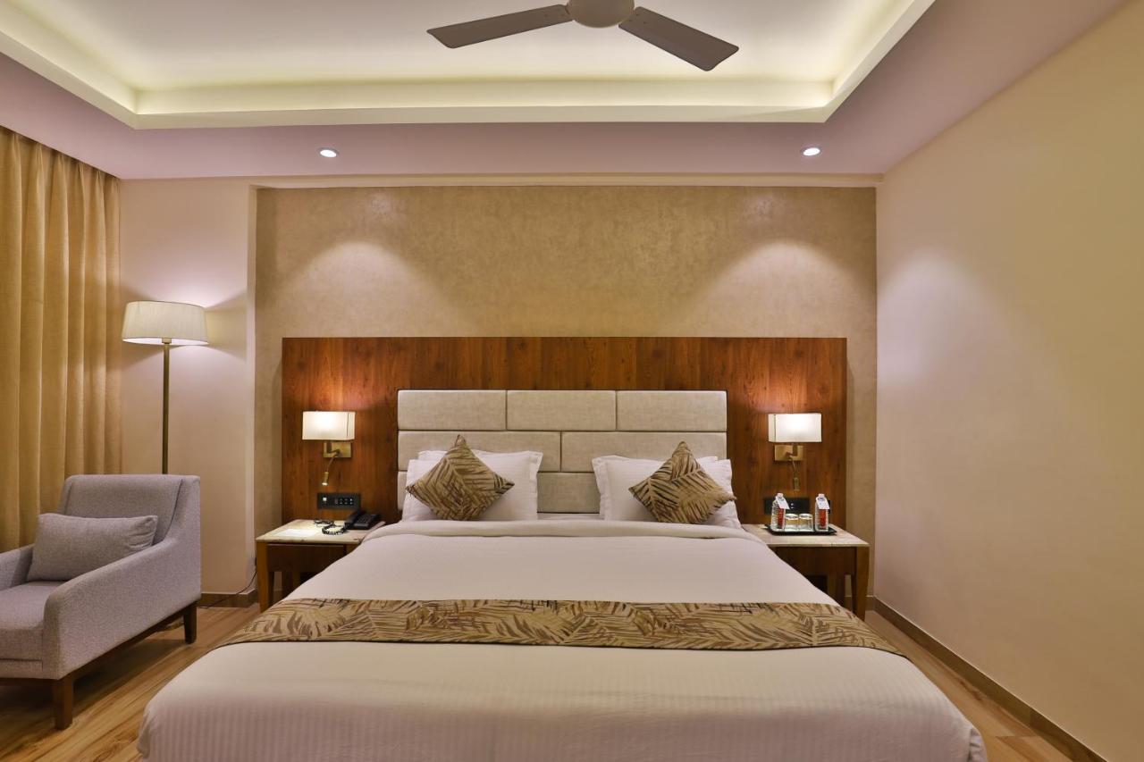 The Square Somnath Hotel Buitenkant foto