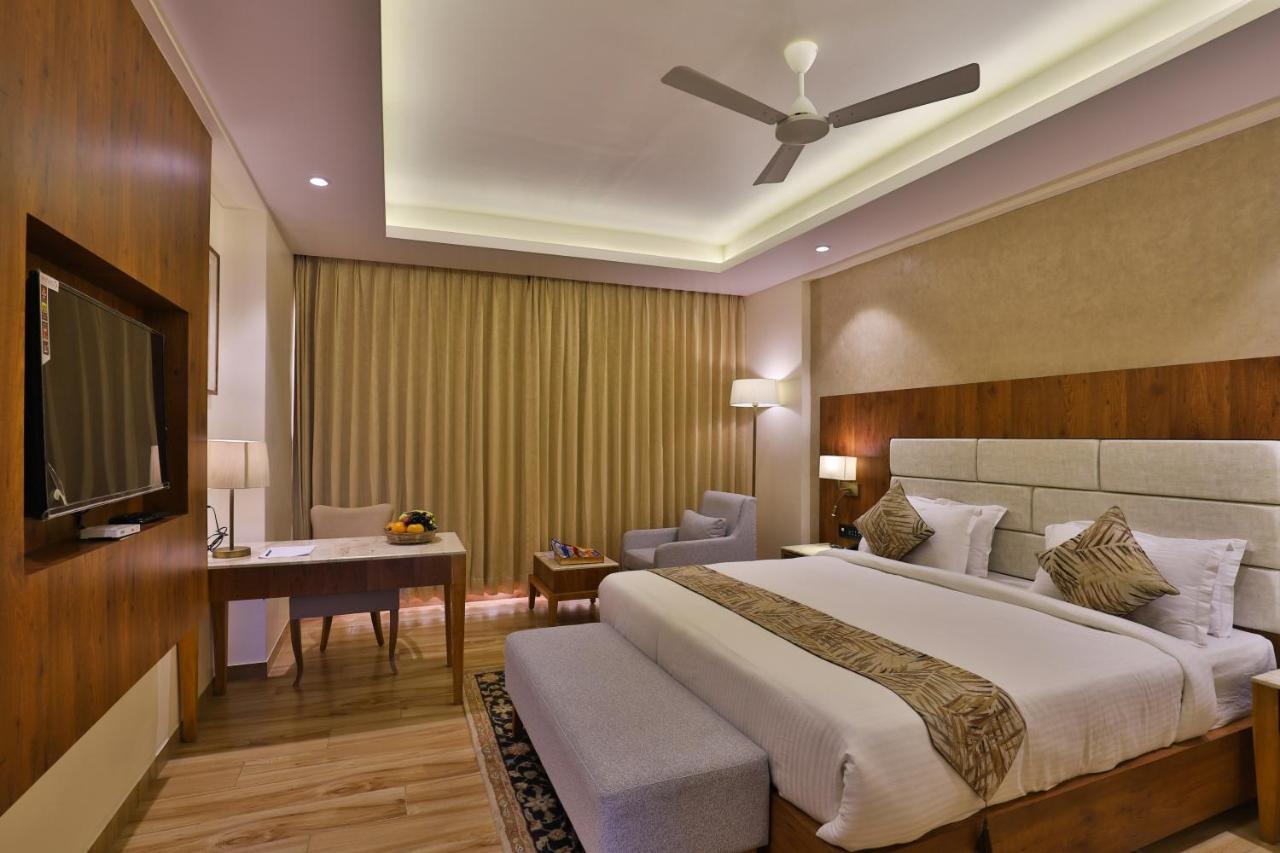 The Square Somnath Hotel Buitenkant foto