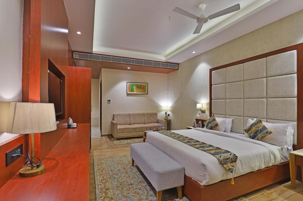 The Square Somnath Hotel Buitenkant foto