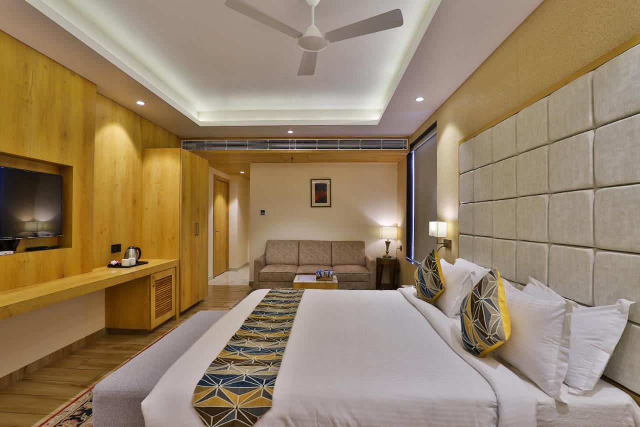 The Square Somnath Hotel Buitenkant foto