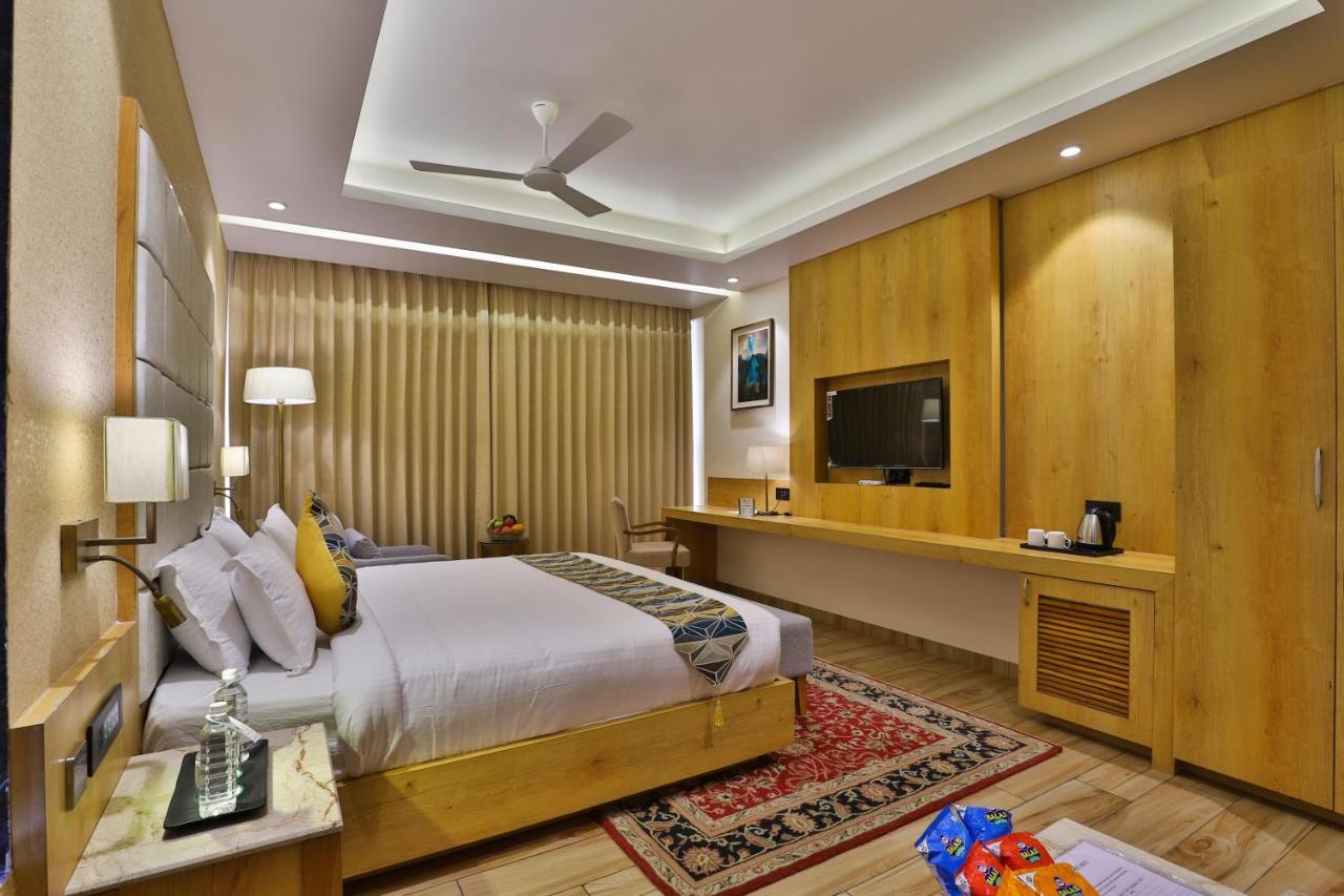The Square Somnath Hotel Buitenkant foto