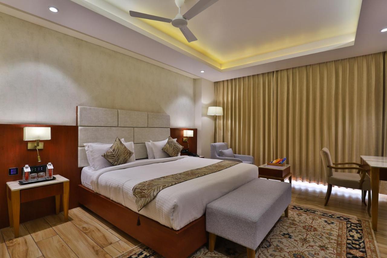 The Square Somnath Hotel Buitenkant foto