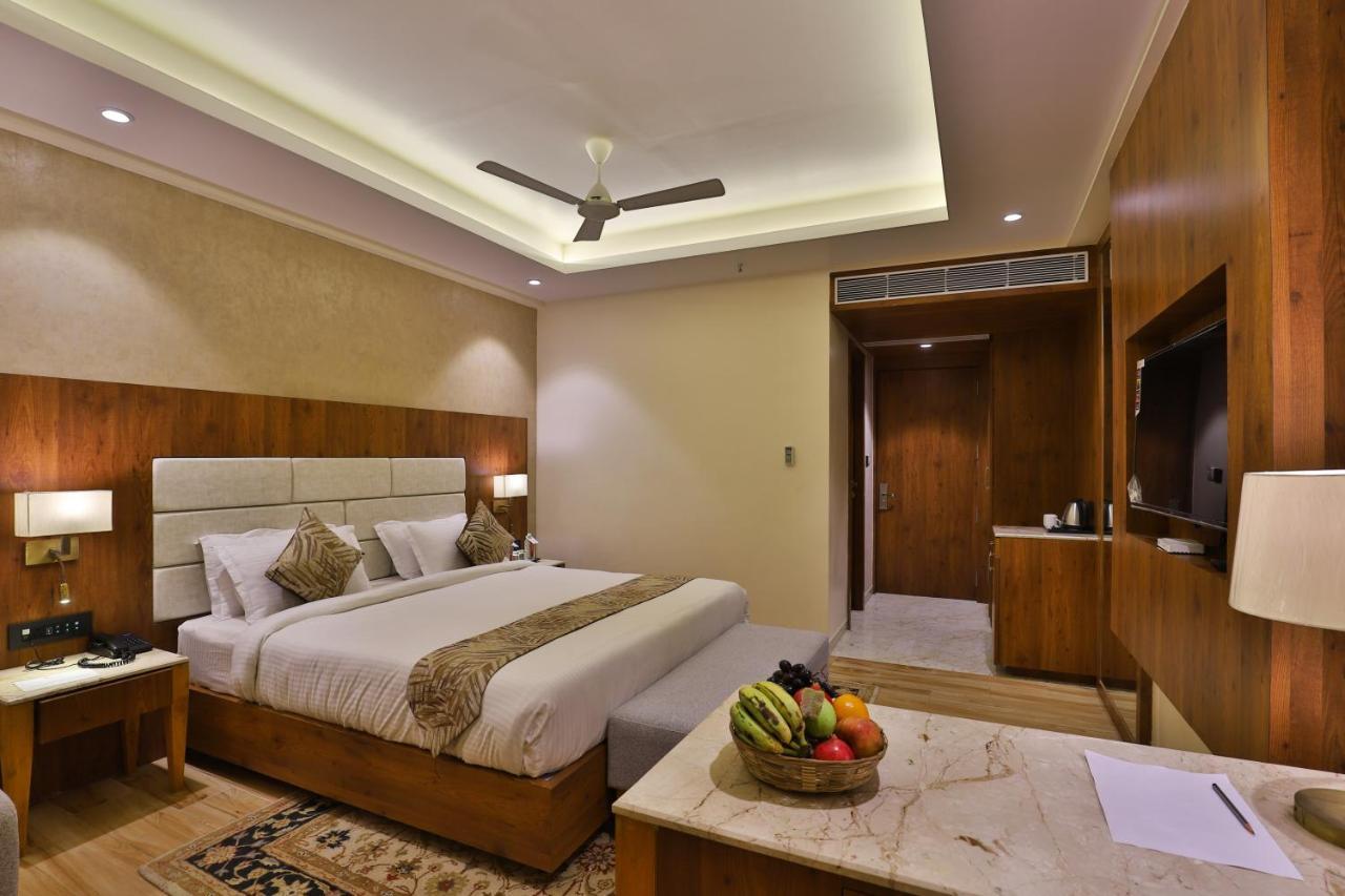 The Square Somnath Hotel Buitenkant foto
