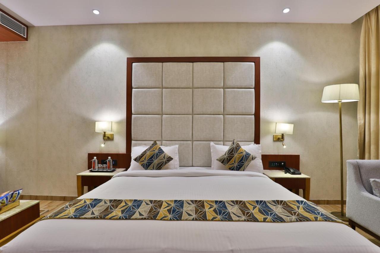 The Square Somnath Hotel Buitenkant foto