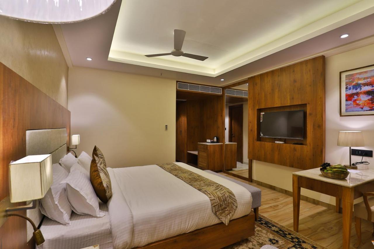 The Square Somnath Hotel Buitenkant foto