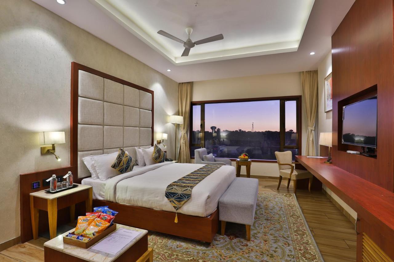 The Square Somnath Hotel Buitenkant foto