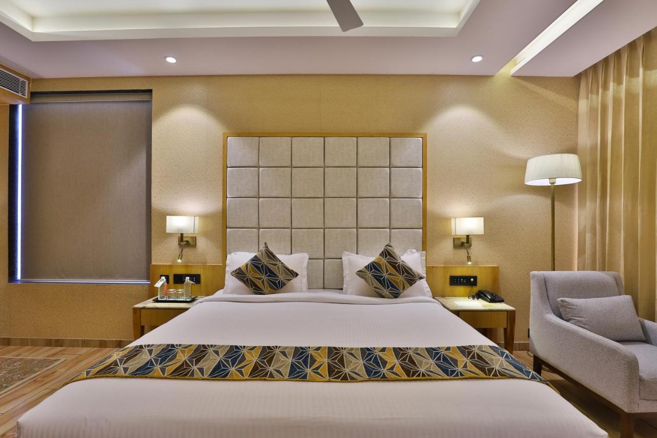 The Square Somnath Hotel Buitenkant foto