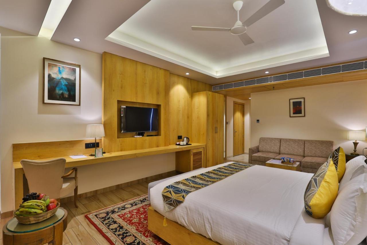 The Square Somnath Hotel Buitenkant foto